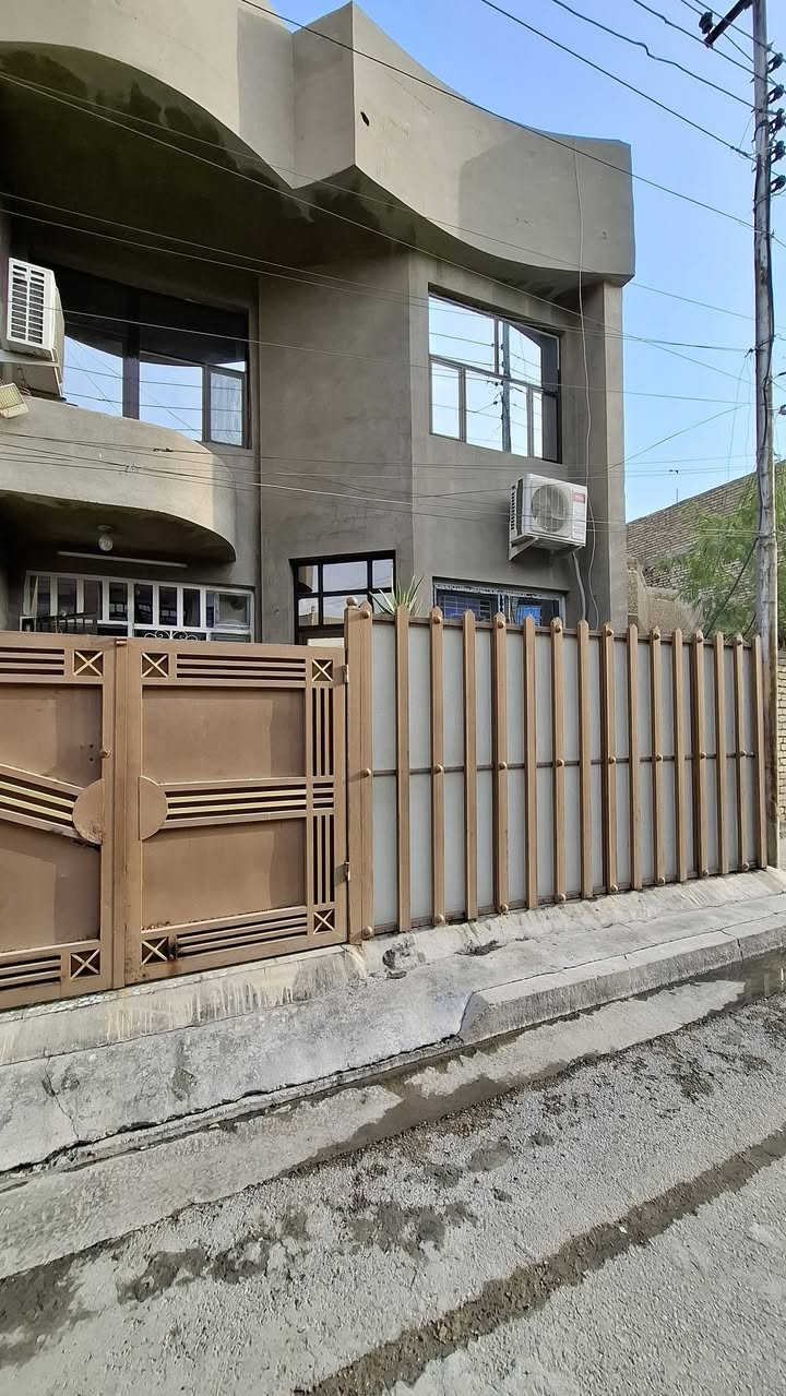 السلام عليكم
بيت مساحة ١٠٠ متر مربع طابو صرف 
الواجهة 6.75 النزال 15
3 غرف نوم وحدة بالطابق الارضي 
2 بالطابق الثاني وحده منهن ماستر 
العنوان : بغداد البلديات مضمار العابد قرب شارع الحشد 
للاستفسار اكثر الاتصال على الرقم 
***********
