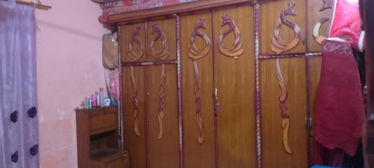 تخم 11 مقعد نضيف 170
كنتور نضيف كلش 
زاوية ميز مرايه تعبانه 
وميز نضيف سعرهن 200
*********** بيهن مجال
