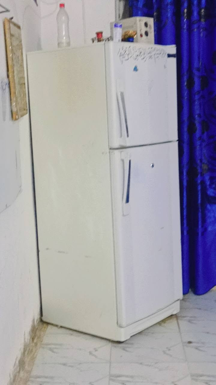 غراض للبيع  نص عمر  الكنتور فقط  يحتاجله  سجه للبيبان لان سحب والثلاجه شغاله  وتخم قطعه وحده مال غرف نوم اذا اتحبون  هذا رقم وتساب واتصال***********
