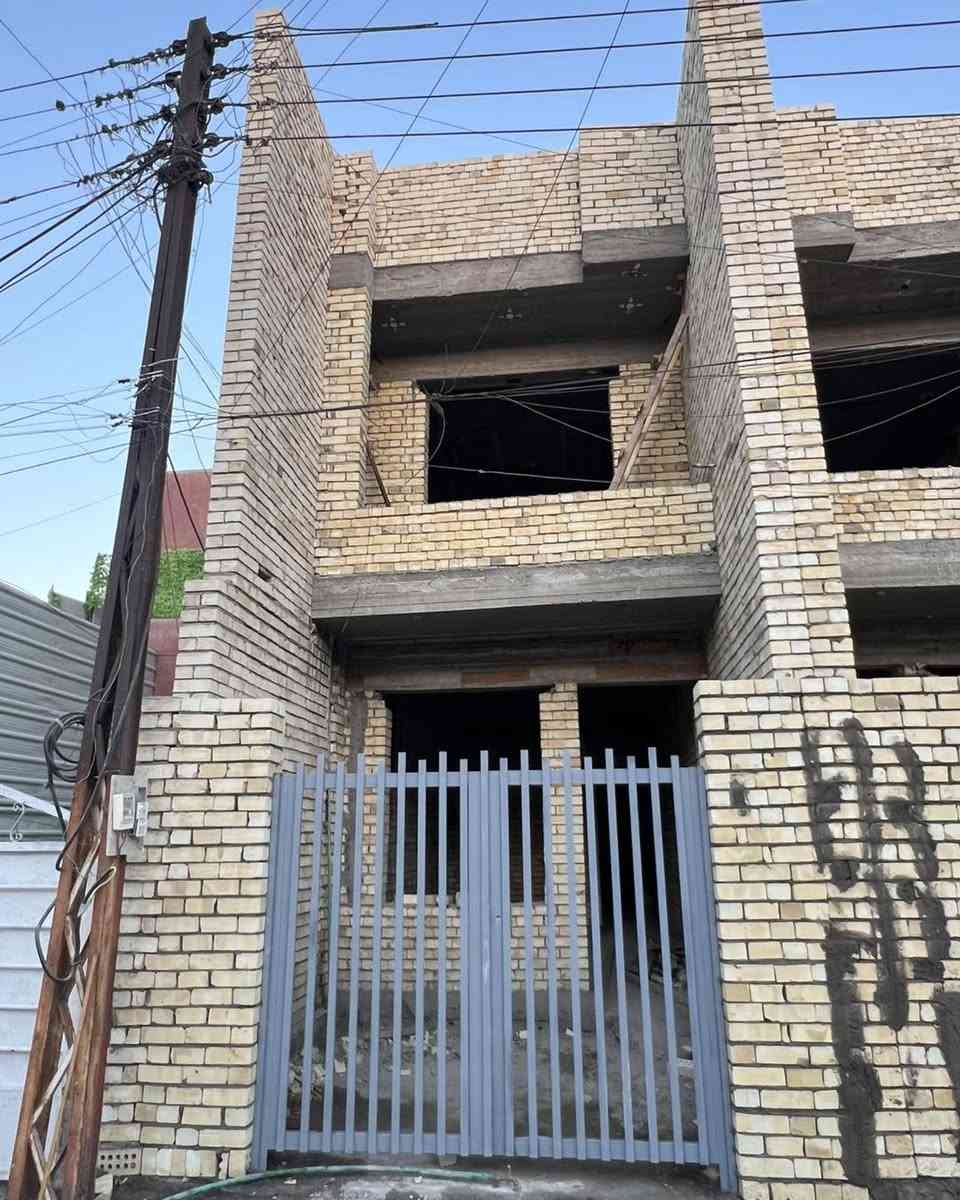 بيوت 100 متر توون للبيع 🏠🔥بموقع مميز قرب الشارع العام 

العدد 2 فقط 

ملك طابو صرف👍🏼

الواجهه 4 متر 
النزال 25 متر 

يحتوي  الطابق الارضي:: على استقبال كبير ومطبخ وصحيات وغرفه نوم ومناور عدد 2 وكراج سياره 🌿💥

الطابق  الثاني :: غرفتين نوم وصحيات 
الطابق الثالث :: بيتونه كبيره وسطحين 

بناء حديث تسليم مفتاح كاامل 🏠😍

العنوان :: حي الجهاد :: ديوان المخابرات :: قرب الشارع العام 

ملاحضه البيوت تقع على شارع عريض 15 متر ورصيف 3 امتار 👌🏼🔥

السعر والاستفسار الاتصال *********** مكتب الشهم للعقار📞🏠
