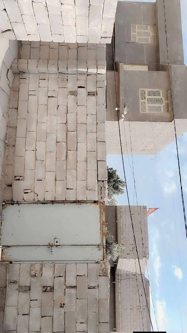 السلام عليكم بيت للبيع  خلف الشقق  الجدد ام العصافير  اقرار محكمه  المساحه 100 متر / مكون من غرفتين ومطبخ وصحيات وعوزه ترميم  + خدمات وشارع تبليط  وكهرباء وماي السعر ب10 وبيه مجال قليل لتواصل *********** واتساب
