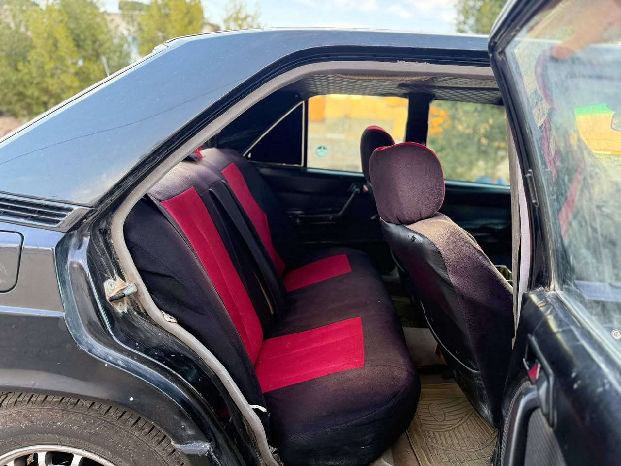 للبيع موديل 1990السنويه جديد لحد 2030 كير ومحرك شرط السعر 40ورقه وبيه مجال بسيط ***********
