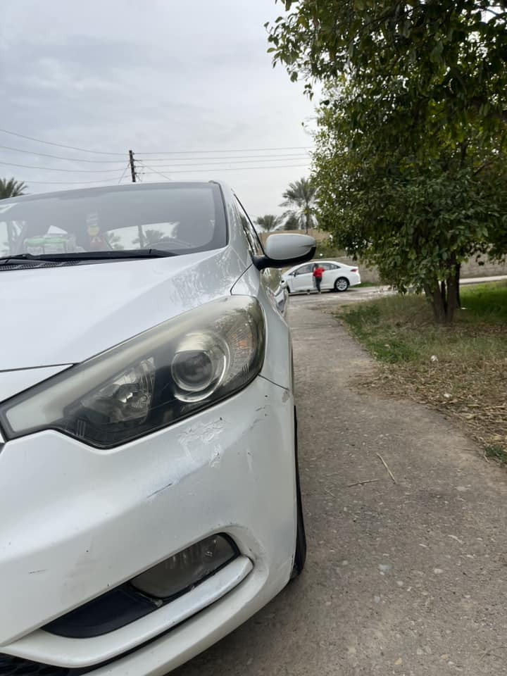 سلام عليكم كيا سيراتو للبيع موديل 2014 السياره ماشيه 254 الف لسياره كفاله من الصبغ والتبديل سياره بيه فقط باب بارد و شخط باب السايق والوره السايق مضروب اساس فقط سياره مواصفات عاديه تحكم ستيرن والداخل اسود لايت زنون عالي ناصي شاشه بلوتوث السياره كير والمحرك والتبريد كفاله من الشركه مكان السياره المدائن الورديه السعر 110 وبيه مجال بسيط ) رقم الهاتف ***********
