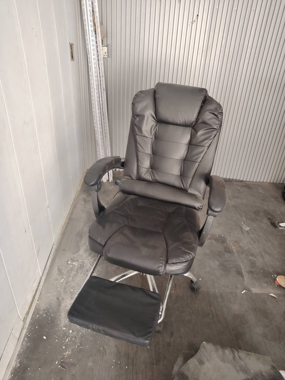 السلام عليكم
للبيع كرسي مكتبي جلد دوار درجى أولى
قاعدة ثقيلة وجك يصعد وينزل + مساج يشتغل عبر ال USB+مسند رجل
مستخدم قليل جداااا العنوان بغداد الطوبجي *********** السعر ٧٠ الف
