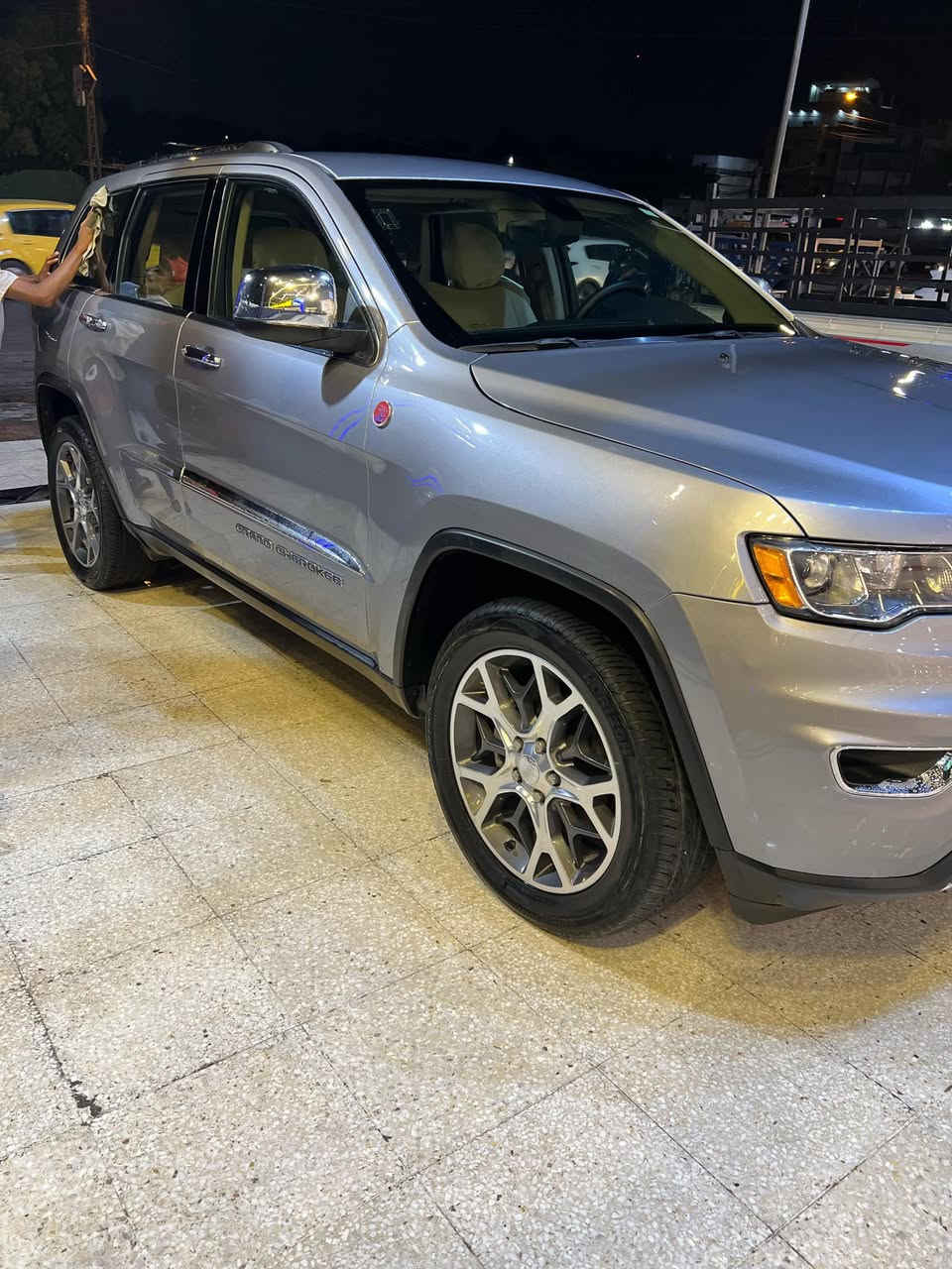 السلام عليكم جيب موديل 17 باسمي بغداد ضربه جاملغ خلفي صور الحادث موجوده مكاني بغداد ***********السعر 200
