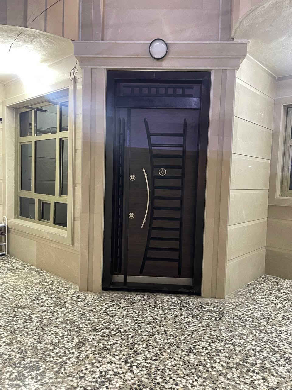 بيت لبيع منطقه البلديات ليون 150م واجهة 7 نص نزال20 طابقين ونص 5غرف 3صالات 3 مطابخ 3حمامات استقبال بناء 2014 محدث للاستفسار واتساب ***********
