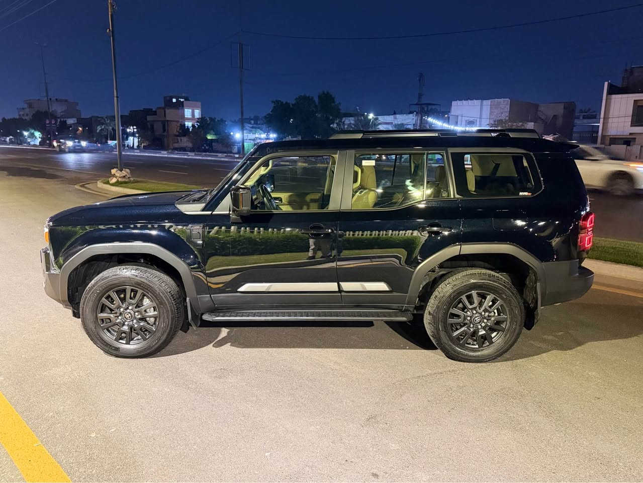 السلام عليكم 
تويوتا برادو R3 موديل ٢٠٢٥ 
ماشيه ٣٥ الف كيلو 
ضمان  وصيانه شركة جيهان 
مقاعد كهرباء 
مقاعد تدفئه + تبريد 
فتحة سقف 
٥ وصعيات قيادة 
شاشة كبيرة
 فور ويل 
رادار ٣٦٠ درجه 
مقاعد جلد 
السعر ٤٥٨٠٠$
*********** 
مكاني بغداد الدورة بغداد, العراق
