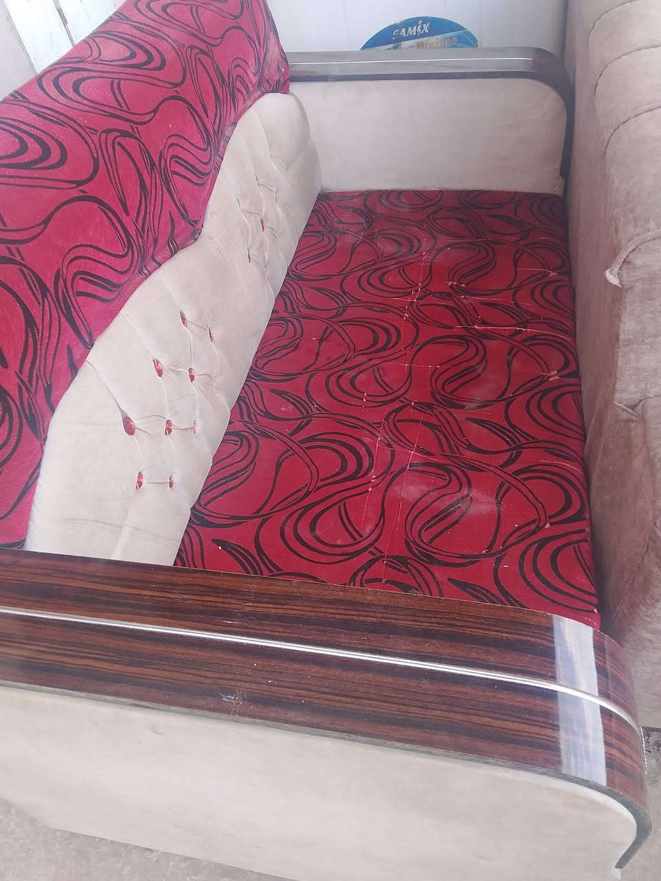 من رخصة الادمن
تخم عشر مقاعد نظيف السعر 150الف
غساله هيتاشي نظيفة الغسل والتصريف شغال فقط النشاف عاطل السعر40الف 
حله شارع 60
***********
***********
