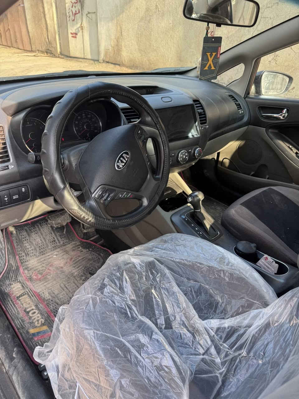 السلام عليكم 
فورتي 2015  
مكينه 2000 دوش
وارد امريكي 
صور الحادث والسونار موجوده بالصور
انضربت عندي جاملغ خلفي وقبق الجنطه 
بدلت القبق ولدعاميه نفس اللون
ماشيه 90 الف
رقم بغداد حره
مكانهه ميسان العماره
السعر 95$
***********
0786 069 0888
