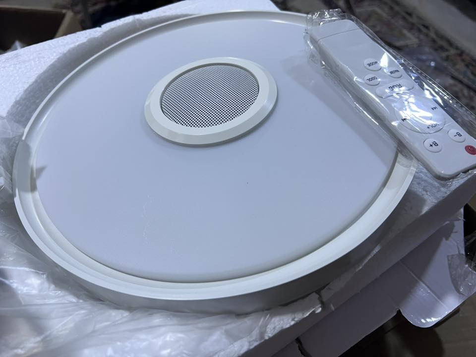 لمنتج عبارة عن مصباح سقف ذكي بتقنية LED مع مكبر صوت بلوتوث مدمج وجهاز تحكم عن بعد. 
الإضاءة: يتميز بإضاءة RGB متعددة الألوان وقابلة للتعتيم لتغيير جو الغرفة. 
الصوت: يحتوي على مكبر صوت بلوتوث مدمج لتشغيل الموسيقى لاسلكياً. 
التحكم: يمكن التحكم به عبر تطبيق الجوال أو جهاز التحكم عن بعد المرفق. 
المميزات: توفر بعض الطرازات مزامنة الإضاءة مع إيقاع الموسيقى. 

ب١٥ الف اول تم @إشارة


**إذا كنت صاحب هذا الإعلان وتريد حذفه لأي سبب، رجاءا أرسل رسالة إلى الدعم الفني**