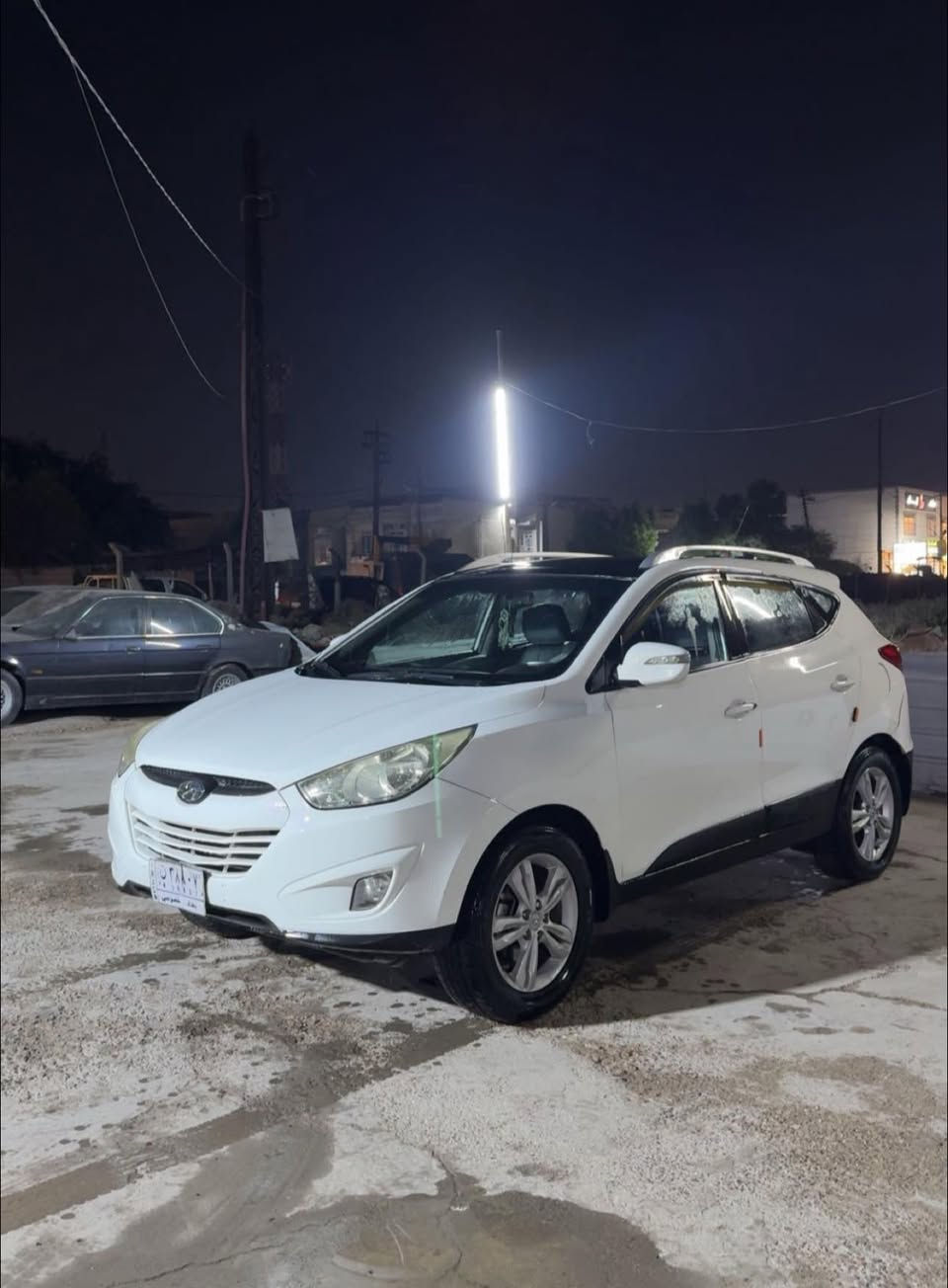 سلام عليكم توسان موديل 2013 خليجي بيها حادث قبغ جنطه اهنا بلعراق وصبغ عام جماليه كير محرك مكفولات ومحرك 2000 ومواصفات السياره شاشه تحكم ستيرن كامرا خلفيه بنوراما مكان السياره بغداد  السعر 120 وبيها مجال 
رقم التلفون ***********
