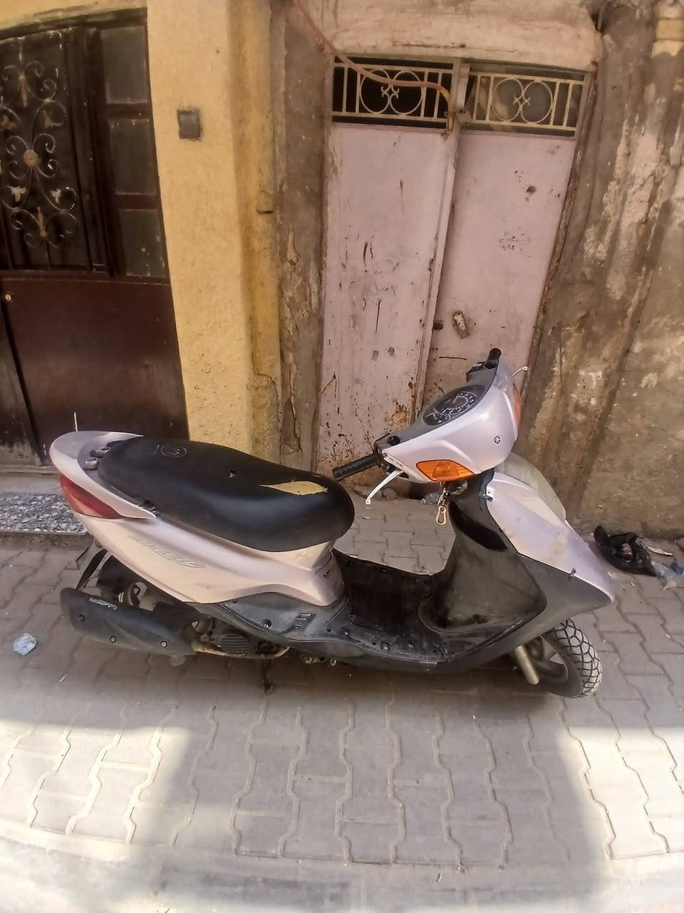 سلام عليكم
مكلف بالنشر 
دراجه بريز مال رنبه بس كفراتها تعبانه شويه سعرها( 650 )وبيها مجال مكان الولد كاظميه شارع التربيه 
الرقم ***********
