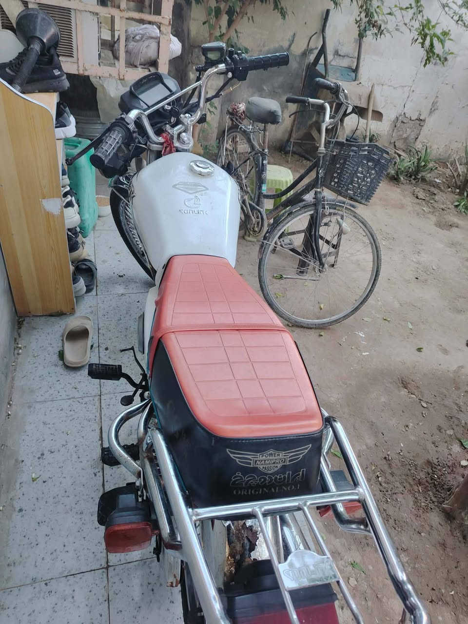 دراجة نارية للبيع بسعر 450 الف وبيه ارواق اصوله موديل 23  مكاني بالحمزة الغربي هذا رقم بيه واتساب ***********
