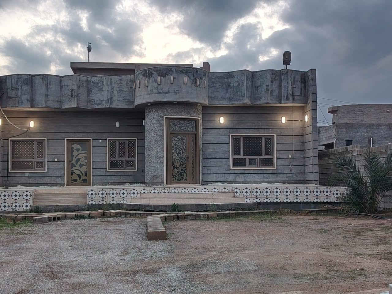 بيت للبيع قضاء العلم خلف جامع الصالحين بالقرب من قاعة اماسي بناء حديث مساحة الأرض 700 متر والبناء 180 متر غرفتين نوم وربعه ومطبخ داخلي حار وبارد مع مجموعة صحيات متكامله وانتوا بكرامه  مسيج وصحيات خارجيه ومخزن خارجي
السعر المطلوب 80 مليون قابل للتفاوض
***********
