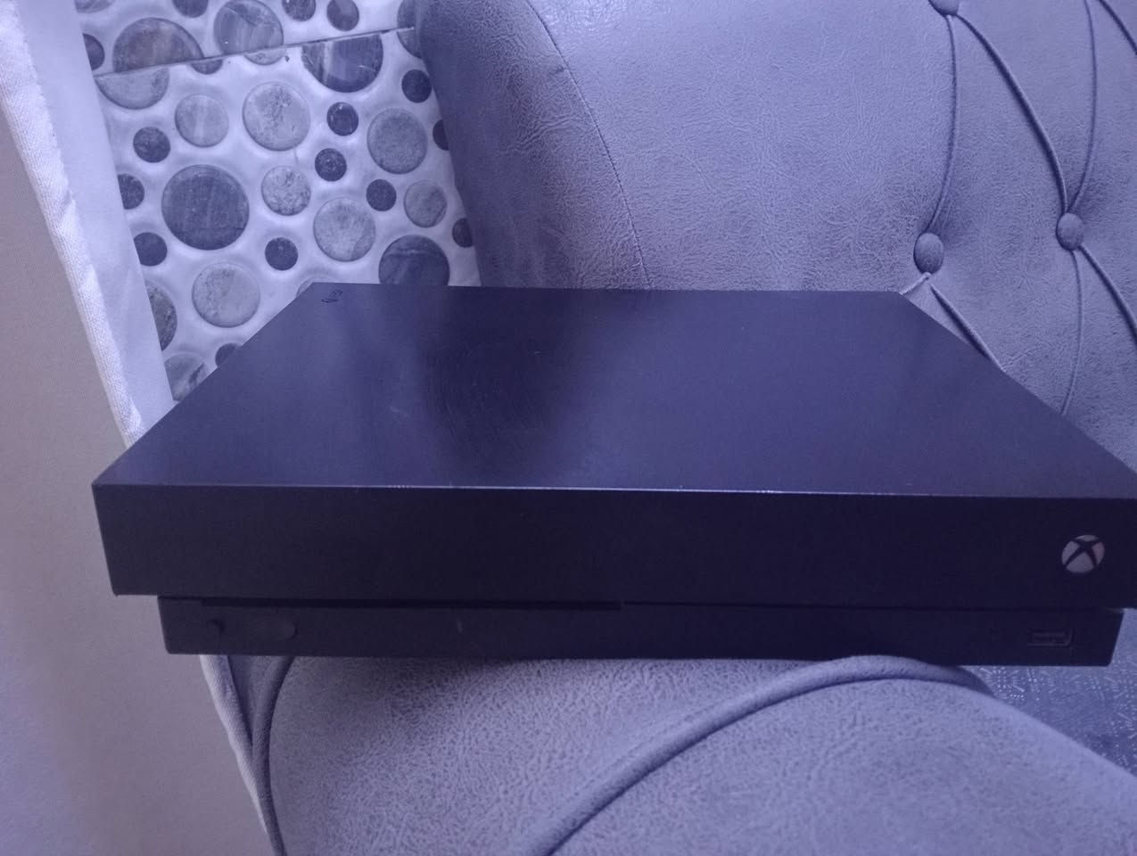 سلام عليكم اخوان متاح جهاز XBOX ONE X جديد ونضيف بالكارتونة الجهاز 1000 كيكا  ومابية اي  ضرر الدقة 4K ULTRA HD   كامل ملحقات وويا يدتين الأصلية مالتة وجوستك كيم سير وردية ملاحضة بسيطة اليدة البيضة بيهة درفت باليمين بي كلش خفيف شعرة والLB ميشتغل والوردية شغالة وجديدة بس بدون واير  ❤️ السعر 200❤️رقمي *********** متاح واتساب ومازنجر مكاني البلديات
