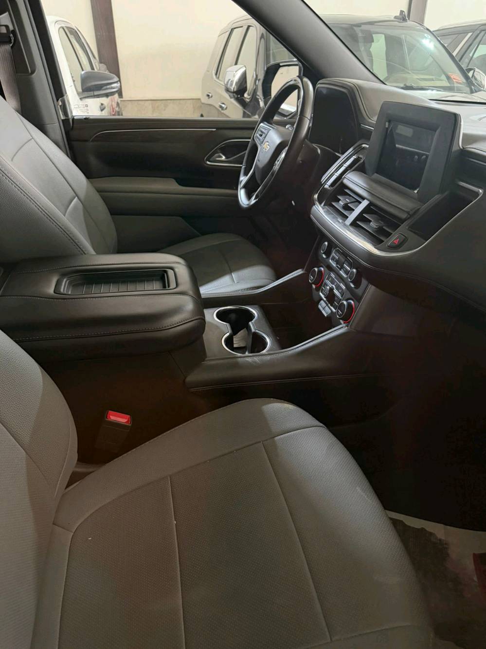 هل تبحث عن السيارة المثالية التي تجمع بين الهيبة على الطريق والراحة المطلقة لعائلتك؟ نوفر لكم الآن تشكيلة مختارة من أحدث إصدارات GMC و Chevrolet Tahoe بـ "أصفار" الوكالة وأعلى المواصفات.
​✨ الموديلات المتوفرة:
​جمسي يوكن (GMC Yukon): فئات (SLE, SLT, AT4, والقمة DENALI).
​شفروليه تاهو (Tahoe): فئات (LS, LT, Z71, والمميزة RST).
​💎 مميزات السيارات:
​الأداء: محركات V8 جبارة مع تقنيات توفير الوقود الحديثة.
​التكنولوجيا: شاشات عرض عملاقة، نظام صوتي Bose، ودعم كامل لـ Apple CarPlay و Android Auto.
​الأمان: أنظمة الرادار، الكبح التلقائي، الرؤية المحيطية 360 درجة، وتنبيه النقاط العمياء.
​الراحة: مقاعد جلدية فاخرة مع خاصية التبريد والتدفئة، ومساحات داخلية واسعة جداً.