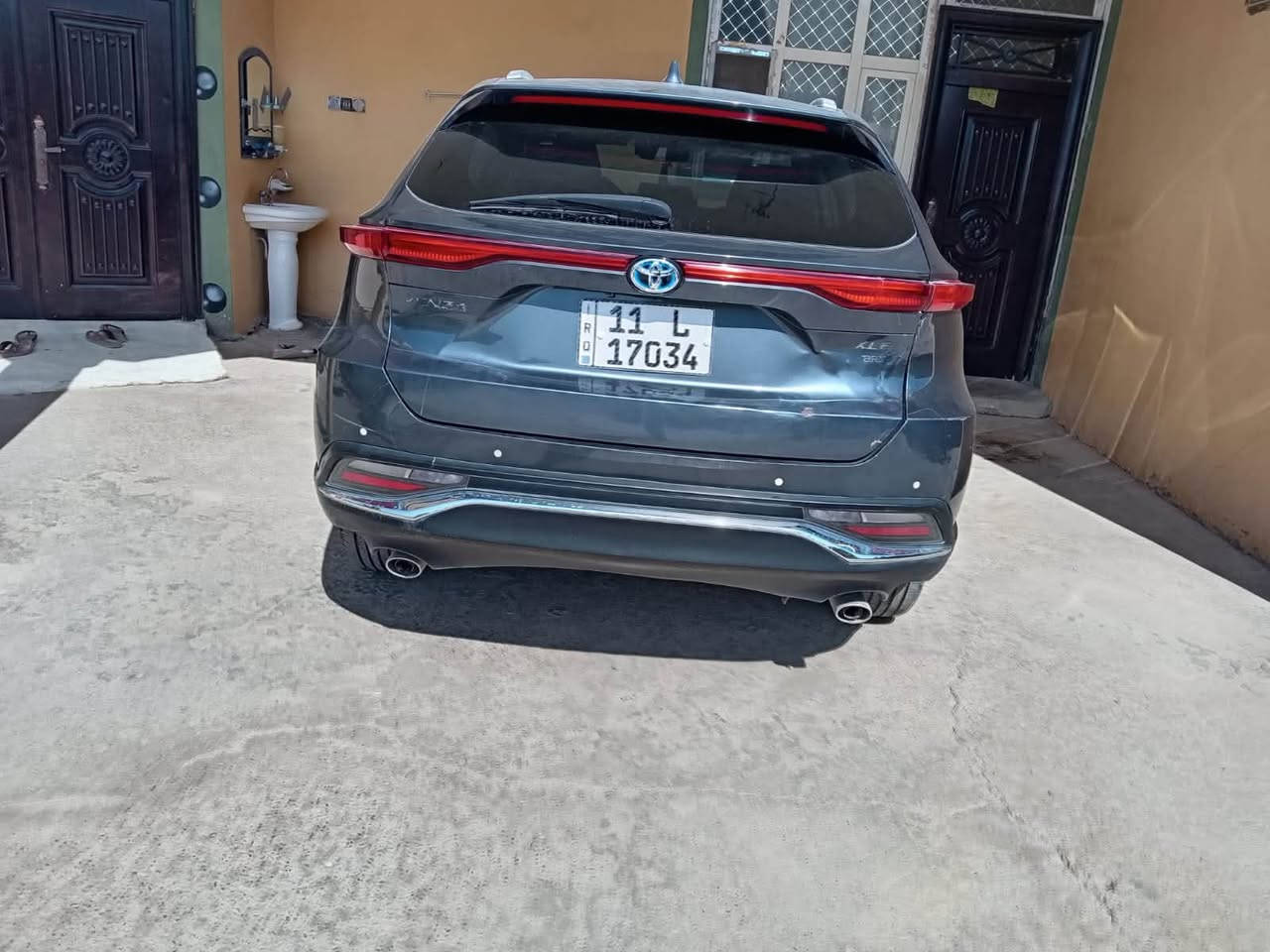 يالله سلام عليكم تيوتا فينزا XLEمعرفه مواصفاته هايبرد بانزين سونار موجود بل منشور بارد كلش بصيط بدون اي داخل  سياره جاهزه كامله رقم بغداد 
مكان سياره ديالى بعقوبه
سعر 230 وبيهة مجال 
التصال ***********
