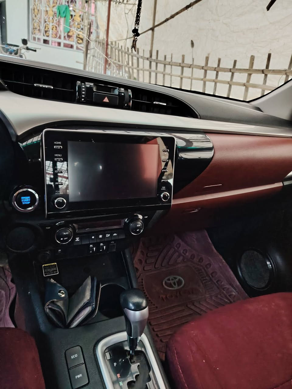 السلام عليكم هايلوكس تيوته ٢٣ ساز اوتوماتيك فول موصفات سياره مكفوله  ماشيه١٠٠ سياره حلوه وخير من الله سعر  ٢٧٥وبيه مجال ***********
