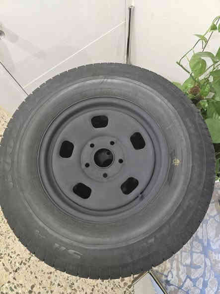 السلام عليكم 
تخم تاير مع الويل قياس 17
كوديير امريكي انتاج 23 نظافة 75 %
السعر 400.000 الف دينار 
للتواصل ***********
