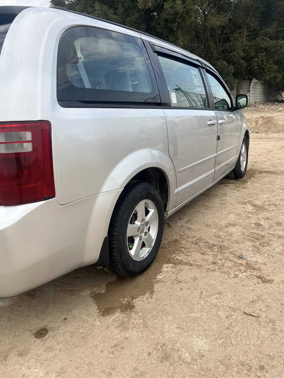 السلام عليكم دوج كرفان موديل 2008محرك 3300السياره وارد امريكي داخله كلين تايتل بيها صبغ اثر جراد مكانات ابيع حزام السياره جاهزه مابيها نقص جام كهرباء كرسي السائق كهرباء شاشه بلاديه كير ومكينه خير من الله للاستفسار  ***********   السعر110وبيها مجال بسيط
