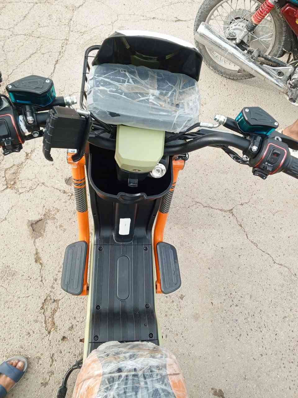 دراجه R9 للبيع 
نوعيه جبلي بطاريات 5حجم كبير +ملف الفين 
دراجه جديده موديل 26
بصمات عدد2 سويج2 كارت2

دراجه نضيفه ومداخله تصليح ابد مدا الشحنه الوحده عن تجربه فوق ال30كيلو
شحن يدوم هواي
الجانيها يعرفها  السعر 500 قفل مستخدمه شهرين 

رقم ***********
