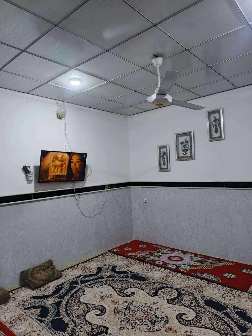 دار للبيع موقع حي الشهداء الاول قرب حسينية حي الشهداء
مساحته ٢٠٠متر يتكون من طابقين الاول غرفتين وصالة 
الطابق الثاني غرفتين وصالة وصحيات لمعرفة السعر تواصل على هذا الرقم
***********
