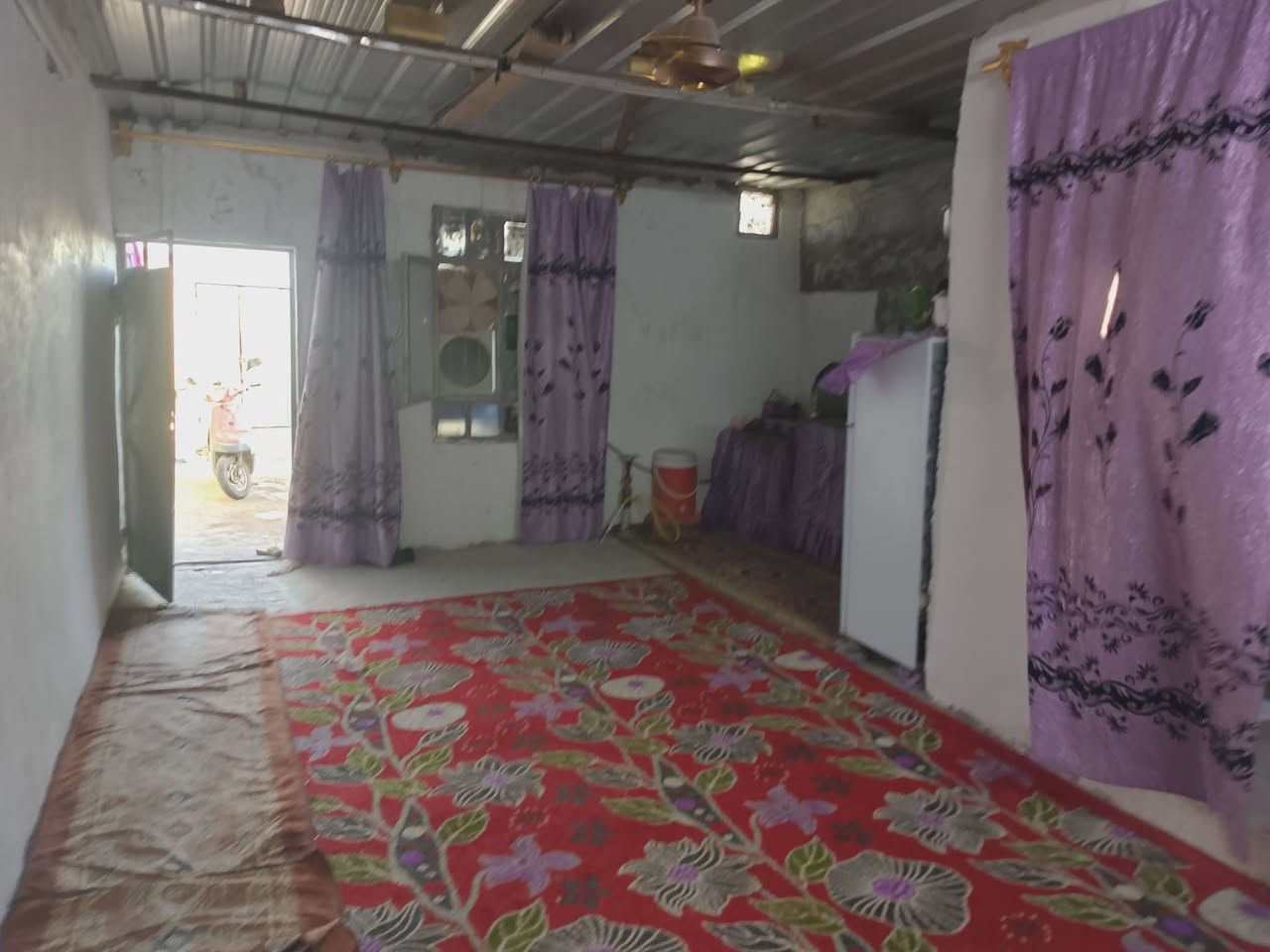 السلام عليكم بيت للبيع المساحه 100 متر غرفه صاله مطبخ حمام داخلي ومكشوفه ساحه 8 متر حمام خارجي سكف جينكو ارضيه صبه السعر 14 بي مجال ***********
