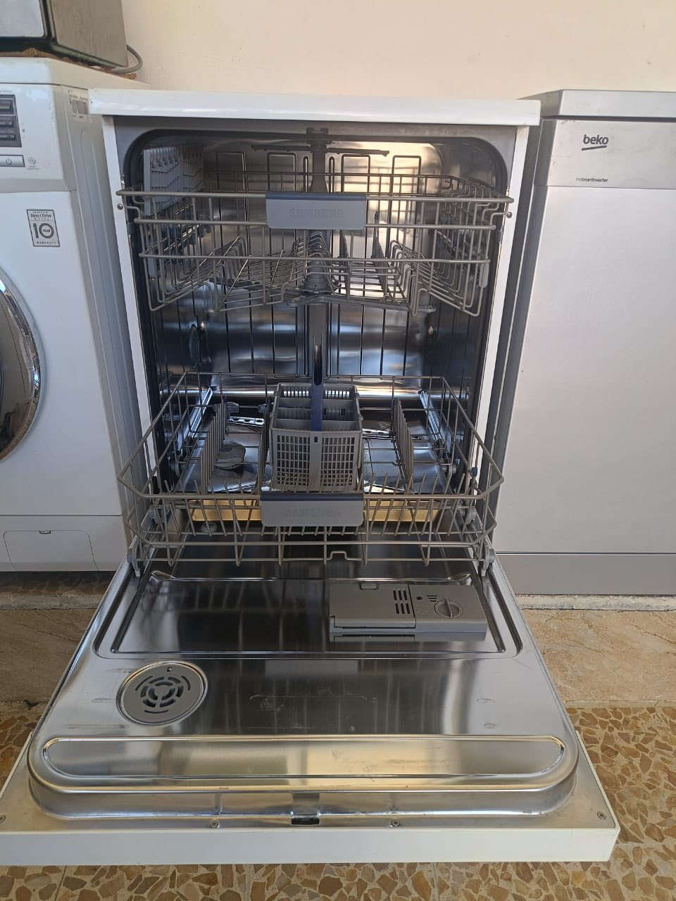 غسالة مواعين للبيع
١٥٠ الف 

حي الانتصار شارع 60. اول فرع بعد السيطره عاليسار من يم الحصو والرمل قرب الصناعة 
***********
***********
