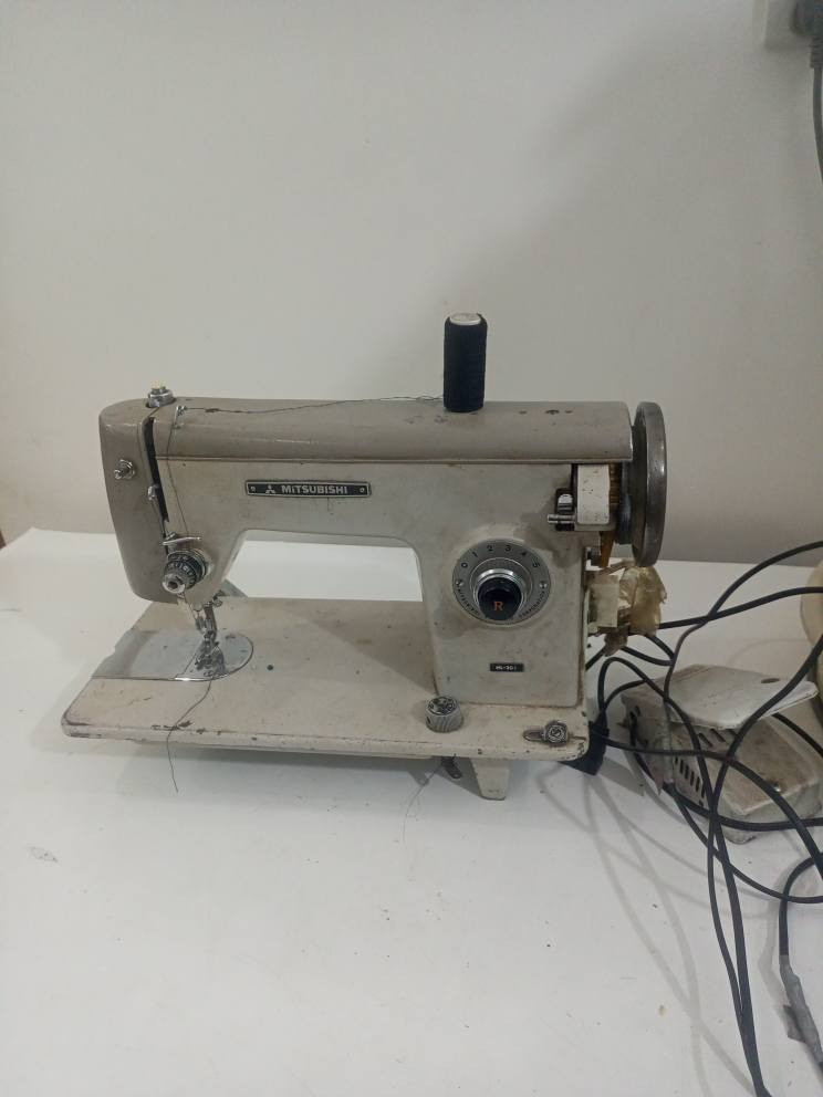 مكينه صناعي الاصليه هيه ورحلته ب300.   ومكينه برذر ب100.   مستعملات نضيفات مابيهن اي شي  مكاني فداءشارع المدارس. ***********
