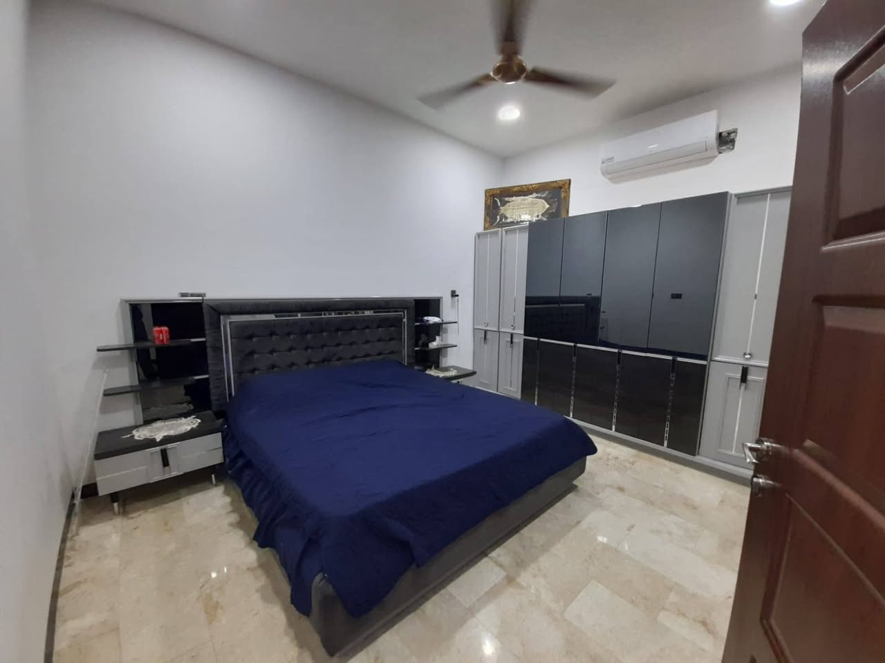 دار للبيع المساحه ١٥٠متر طابقين ٤غرف نوم صاله مطبخ خدمات حولي كراج سياره حديقه مدخلين بناء كلش نظيف. حديث وجديد طابو ملك صرف عنوان الدار حي الشباب منطقه الضباط ***********. *********** مكتب مينا للعقار يوجد لدينا عروض آخره...
