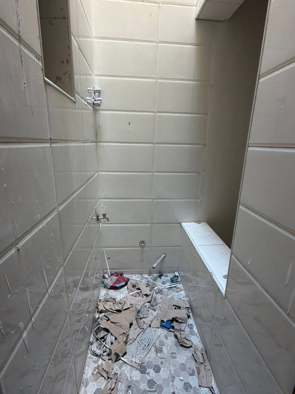 مشتمل للبيع الشعب شارع عدن. خلف الدفاع المدني
٦٥ متر واجهه ٣ وربع نزال ٢٠ جديد باقي ١٠ ايام يكمل

استقبال وخدمات ومطبخ وغرفه نوم وصاله 

الطابق الثاني غرفتين نوم وخدمات  السعر ١٦٠ وبي مجال

معروض بمكتب الكناني  /// ***********  

عنوان المكتب شارع عدن قرب جاتو باريس
