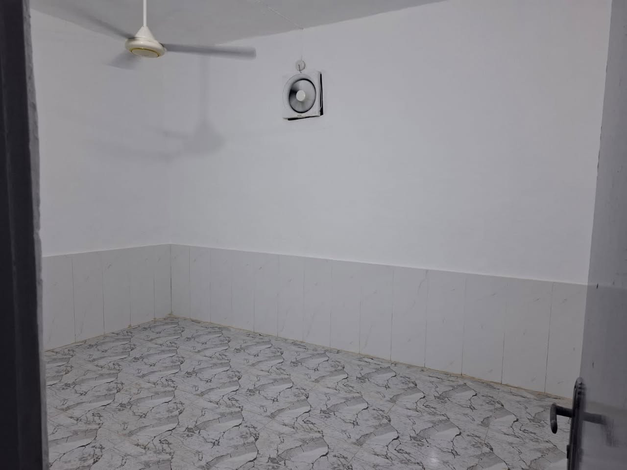 السلام عليكم 
معروض للبيع بيت خلفي المساحه (١٠٠) م في منطقة 
 حي الحكيم خلف مطعم الحوراء شارع المدرسة نظيف
عرض الشارع (١٢) م 
يحتوي على 
غرفة نوم واحدة و مطبخ وصالة كبيرة (١٠) م وصحيات داخلية وخارجية البيت كامل خزان ماء وسخان وماطور ومغسلة ومراوح 
للاستفسار الاتصال واتساب ***********
مكتب المدار الذهبي للعقار.
