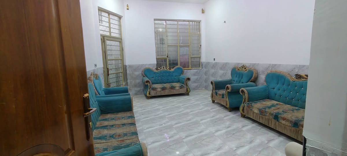 بسم الله... للبيع بيت في الموقع العسكري ال 8000 ملحق التربيه بنص لبناء ماء كهرباء خلف عمارت كاضم لحجامي ثالث قطعه عن لركن وعن شارع 30التجاري عرض لشارع 12...  المساحه 200م طابق واحد بناء حديث 2026 البتلو رفت كامل مسلح البيت يحتوي على غرفتين نوم 5×4
+صاله 7×4 وربع +ستقبال 6ونص×4 +مطبخ بارد5×4 +مطبخ حار 3×2
صحيات خارجيه وداخليه.. ويحتوي على محل 3×3... السعر 120وبيه مجال بسيط ***********
