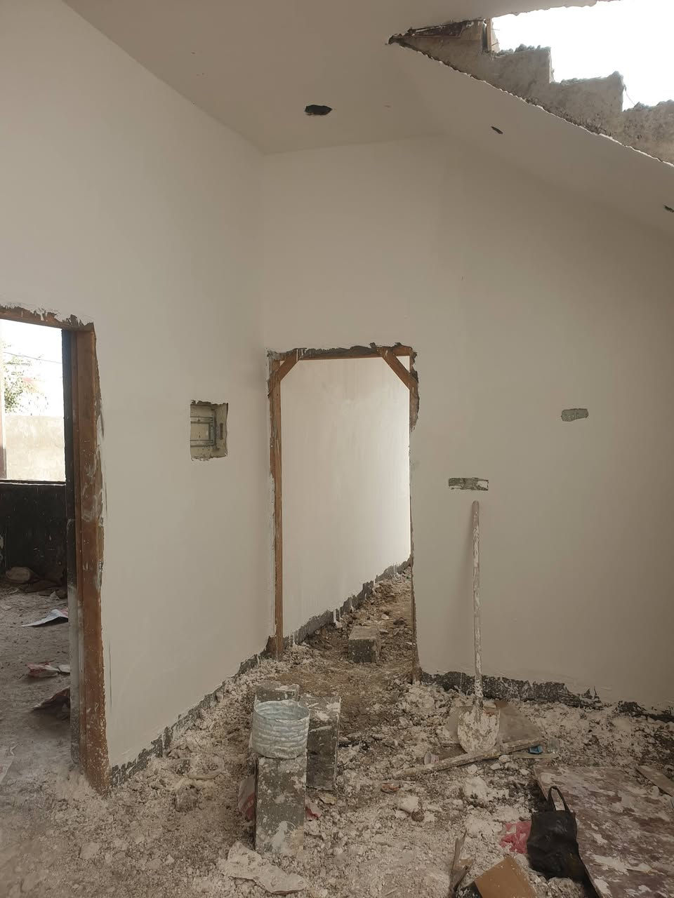 دار للبيع طابو زراعي عراقي في حمدان شارع معمل الشيخ بشارع سيد حامد  يتكون من غرفتين احد الغرف سويت وصاله واستقبال ومطبخ وحمام عدد3 وكراج وحديقه سنة البناء 2026قيد الانشاء تستلم مفاتيح خلال 15يوم بناء درج اوله شغل كل رباطات وتأسيس ماء حديث مساحة البيت 200م للاتصال ***********
