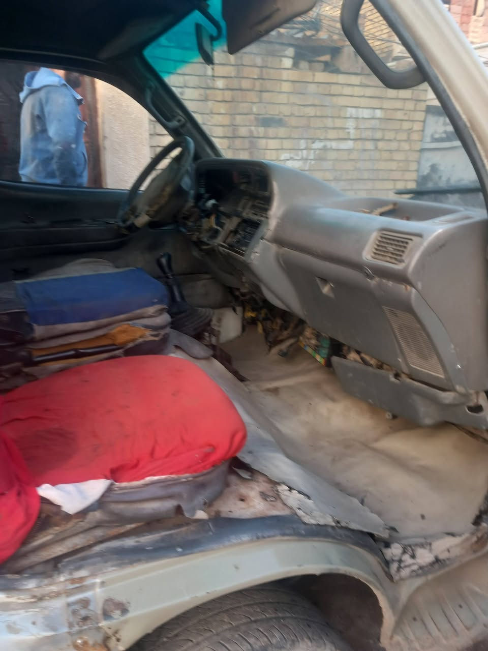 السلام عليكم فتون بولارسن ٢٠٠٦سيارة كاملة نقص بس محرك بيع كوم حديد تكفل سراق وعشاير المكان الحسينيه الراشدي لسعر ٨وراق رقم الهاتف ***********
