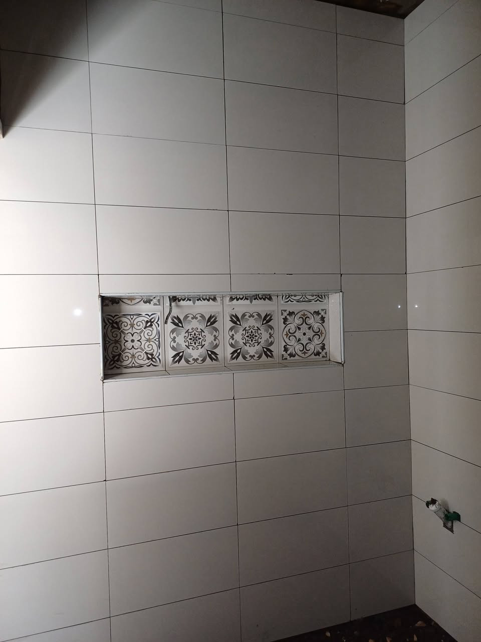 السلام عليكم.
خلفه سيراميك وكاشي ارضيات جدران بايات درج. 
شغل حلو ومرتب .

***********
واتساب
