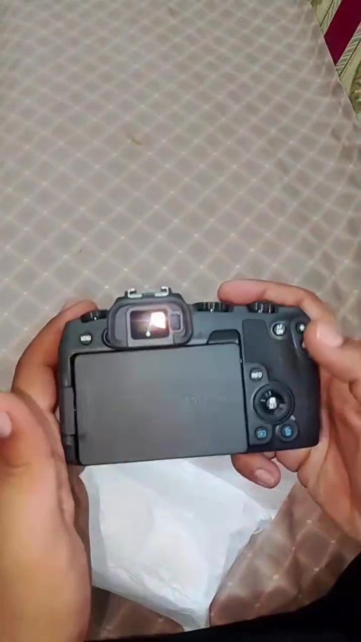 كامره Canon EOS RP
للبيع جديده غير مستخدمه كارتون جديده وكأنك مشتريها من المحل 
كامل ملحقاتها بدون عدسه او رام 
بدون زوم مثل ما موضح بلصوره او المقطع
ما بيها شخط واحد الشتر صفر ما مصورين بيها ولا مره الك الحق الفحص وتوديها الى محل او خبير لفحصها
سعرك خاص


**إذا كنت صاحب هذا الإعلان وتريد حذفه لأي سبب، رجاءا أرسل رسالة إلى الدعم الفني**
