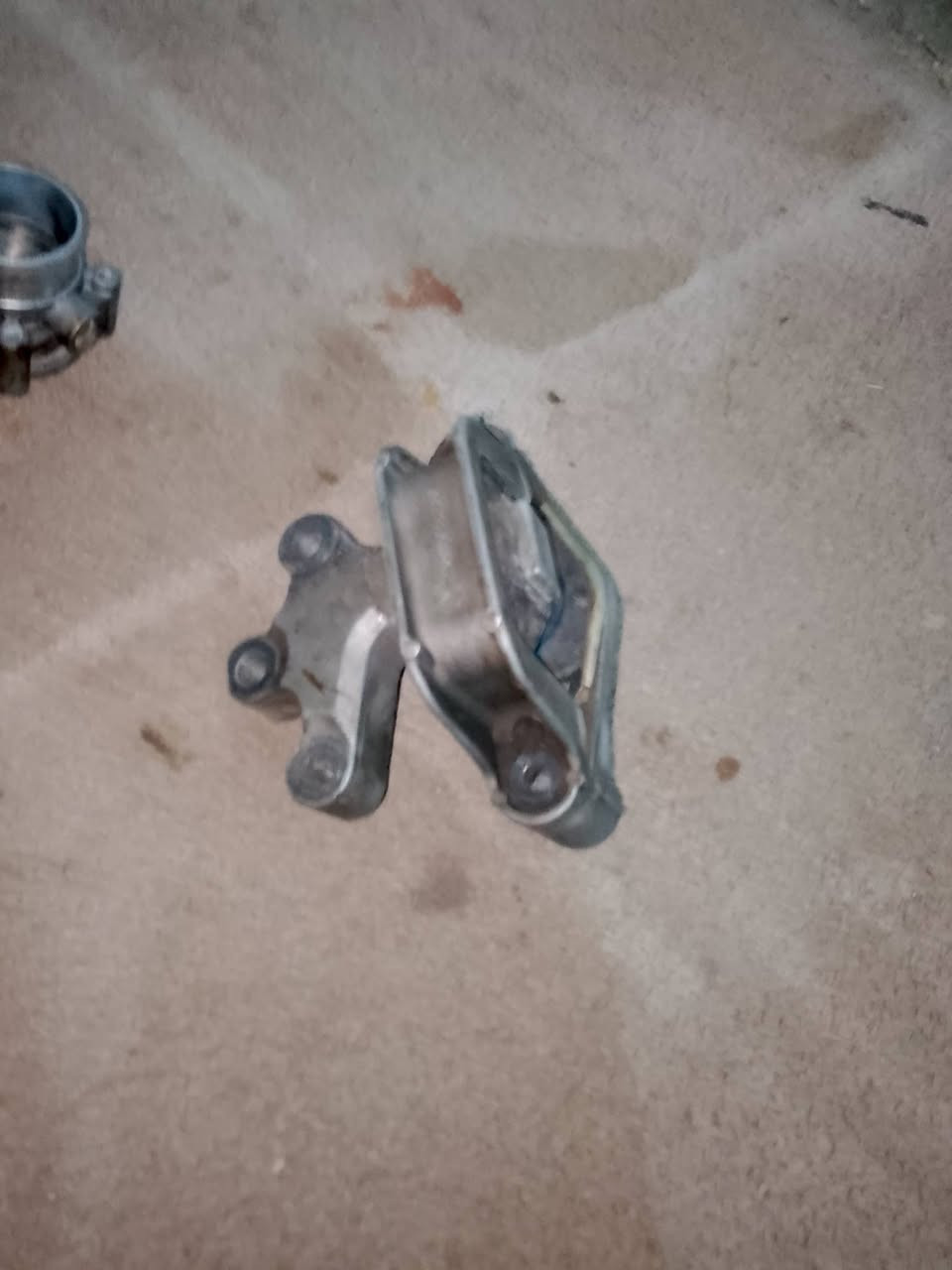 سلام عليكم شباب غراض مال سيارسمند موديل 18البيع غيم وخذ***********بي وتساب
