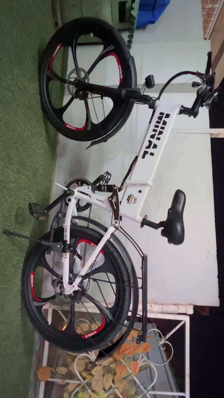 دراجة شحن ماركة  Minal ااامريكي اصلي ماخذة زيرو استخدام بسيط جدا اقل من شهر  شخط واحد مابي يعني تكدر تكول زيرو
المواصفات
الدراجة تطبك تصير نصين للسفرات وكذلك حتى لياخذ مكان 
.ويل كب مقاوم للطسات وقوي يتحمل وزن 175 كيلو
الهيكل مصنوع كليا من الالمنيوم مع صبغ حراري مقاوم الخدوش
.يتحمل وزن 175 كيلو 
.ماطور كبير حجم 500 واط ماركة LG العالمية وبطارية ليثيوم العالمية  48v مع  13Amp
.يمشيك مسافة من 35 الى 40 كيلو  للشحنة الواحدة 
كير 5 سرع كهربائي 

.سرعة توصل 40km بالساعة

.بريك فج وفلنجة / دسك امامي خلفي مخصص للسرعات العالية 

.شاشة عرض معلومات بلوتوث كبيرة ملونة اصلية لعرض السرعة ونمر الكير وعداد البايسكل ونسبة شحن البطارية
.اضاءة اوتو تعمل بالضلام تلقائيا لايت امامي Led 

.شحن موبايل USB تكدر تخلي موبايلك ويشحن وانت تسوق 

.دبلات امامي هايدروليك
. دبل في السرج المقعد الخلفي 

.كير وعكرب مكينة شيمانو ياباني اصلي 7 حركات 

.واقيات مطرية امامي وخلفي 

يتميز بثلاث انضمة :-
1-سياقة عادية حالة حال البايسكل  
2-قيادة بدون مساعد سكليتر بدون بايدر كانما دراجة شحن 
بايسكل مساعد نضام هجين assistant يخفف الجهد عليك 80‎%‎ 

الحلو بي يعبر بكل السيطرات ابدا لان هو يعتبر بايسكل اصلا ووزنة جدا خفيف للتنقل بين الارصفة والاماكن العالية يعني سهل الرفع لانه مصنوع كليا من الالمنيوم

السعر 975  الف /ملاحظة سعر الجديد مليون و 400

وبي مجال بسيط مكاني بغداد منطقة الكرادة 

‏‭0770 633 5231‬
