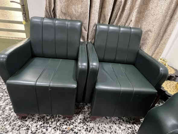 السلام عليكم، تخم للبيع نظيف سبع مقاعد جلد ب٢٥٠ والبردة هديه ويا الموقع بغداد الحريه للاستفسار التواصل على الرقم ***********
