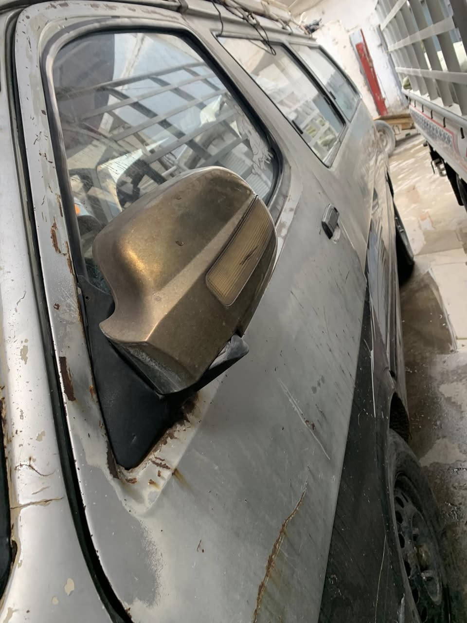 السلام عليكم للبيع فتون الوان موديل 2011 ابيع كوم حديد مصفره غرامات ورعيه موجود السعر 17 وبيه مجال ***********
