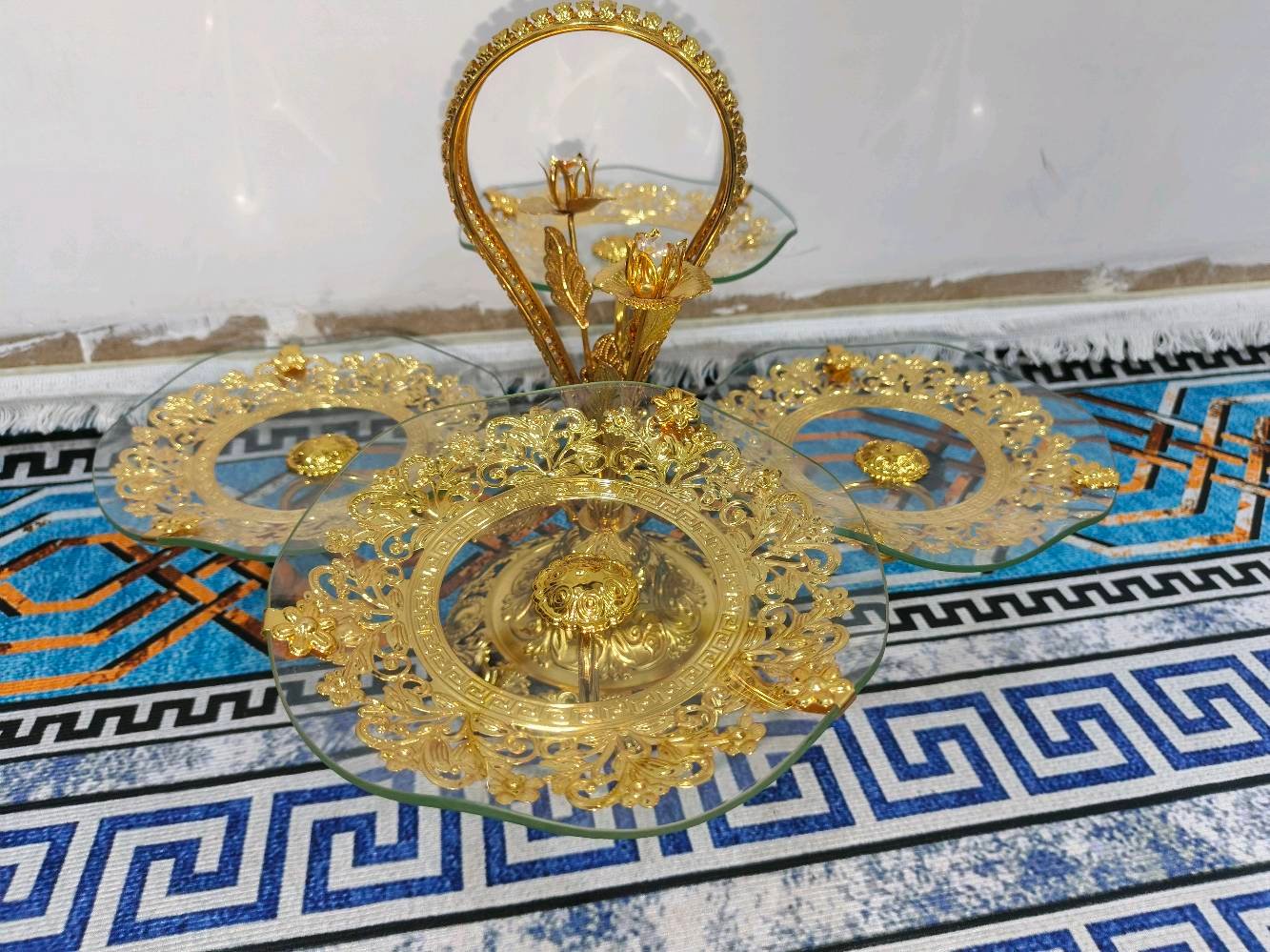 مقدمة حلويات العيد رباعية لون ذهبي 
للبيع قطعة ديكور وتقديم استثنائية تجمع بين الفخامة الكلاسيكية واللمسات العصرية. تتميز بتصميم أنتيك مذهب وتفاصيل فنية دقيقة تجعلها قطعة مركزية (Centerpiece) رائعة لطاولة الضيافة أو غرف المعيشة.