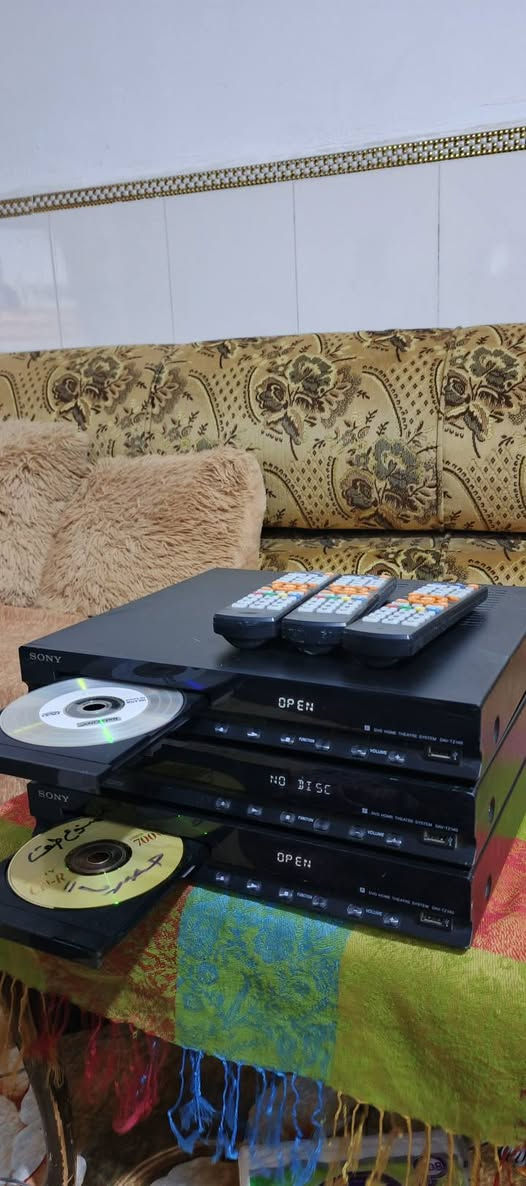 السلام عليكم .
اجهزة مضخمات سوني مسرحي حديث HD .
كهرباء ٢٢٠ فولت كل جهاز يشغل ٦ سماعات 
نظافة فووول .يشغل سماعات نظام ٨ اوم .
 يعني حتئ سماعات السيستمات تشتغل عليه . صوت قوي + بيز فدشي روعة .
اجهزة بلادية شرط و شغالة بالكامل ..
فقط الي بالوسط باب القرص بيه مشكلة ما يفتح 
مع كل جهاز ريموت تحكم و كيبل HD للشاشة .
اخراج الصوت الكلي للجهاز ٣٠٠ واط يحتوي علئ قرص DVD و CD و MP3
 ادخال اواكس تكدر تربط عليه النقال او الشاشة 
  فلاش رام ..مشغل صوت و مشغل فيديو كذلك 
 راديو FM  .
مع خاصية ايكولايزر للتحكم بنغمة الصوت و تقسيم للسماعات التي تعمل بالنظام المسرحي المحيطي و نظام الاستيربو عالي الوضوح .
سعر الجهاز ٥٠  الف نهائي واصل لمكانك بلا احراج رجاءا .
اي استفسار او للمراسلة موجود خاص او 
*********** البصرة .موجود توصيل شركة .
