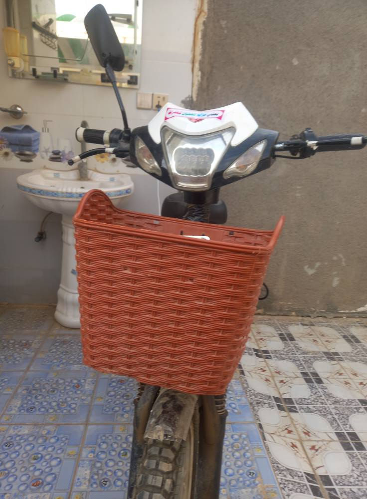 موطور شحن ٥بطاريه نضيفه عندي خلل بس بل اليده مالته السعر خاص ***********
