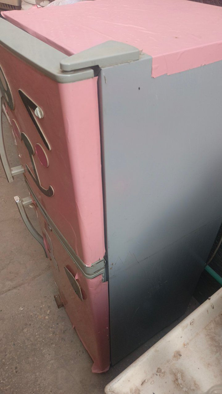 السلام عليكم ثلاجات للبيع حجم كبير وصغير عدد اثنين كبيره شغاله وسط عوزه ماطور ثنينهن ١٥٠ الف مكان هاشميه اتصل ***********
