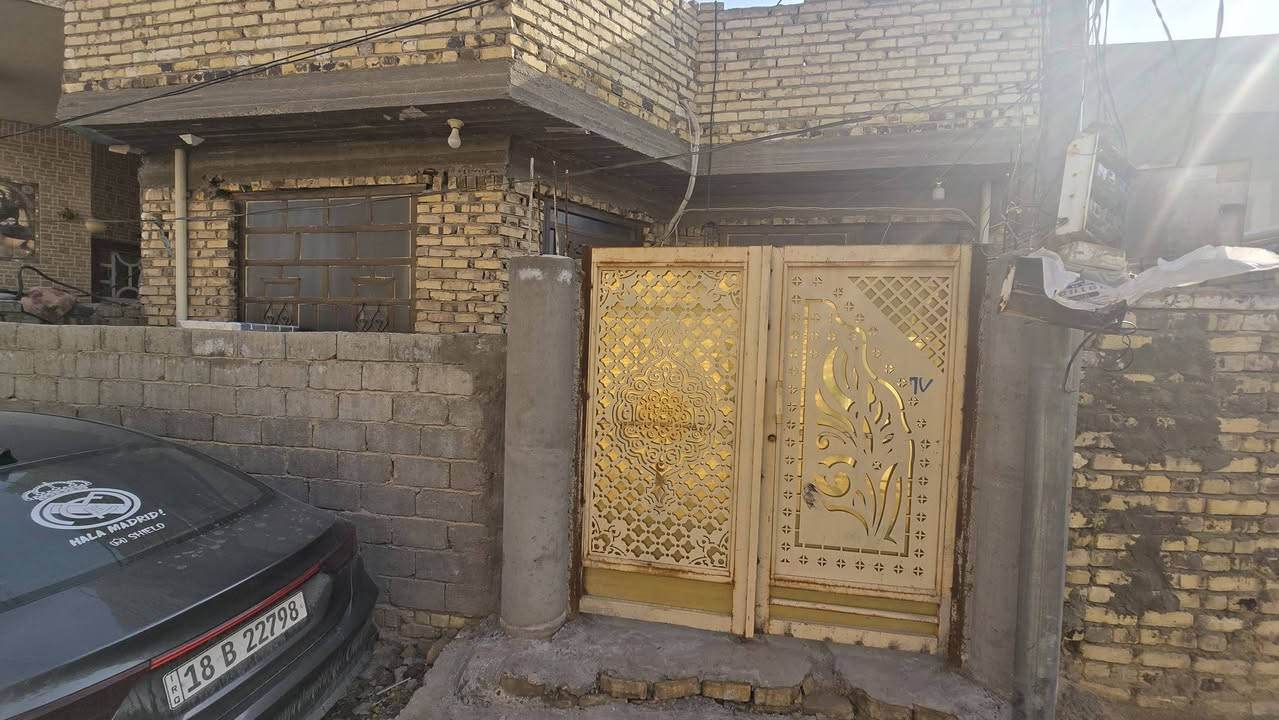 دار للبيع مساحة ١٥٠ متر زراعي سند ٢٥
طابق واحد 
طارمة صغيرة منور داير البيت 
مطبخ + صالة خطار
استقبال 
مجمع صحيات 
بيتونه صغيرة 
غرفتين 
السعر ٩٠ وبي مجال 
الموقع شارع الغسل 
***********
