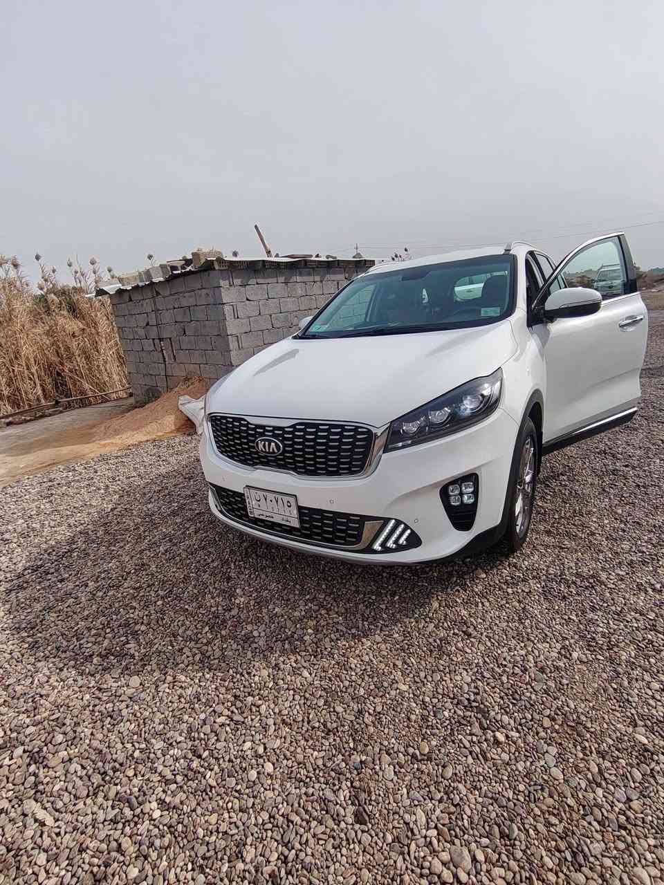 كيا سورنتو خليجي
رقم بغداد بسمي
موديل ٢٠٢٠ شكل ال٢٠ 
لون ابيض 
٦ سلندر ٧ راكب 
فوووووول مواصفات بدون فتحة 
بصمتين: تشغيل وتقفيل 
الباب الخلفي كهرباء 
بردات خلفية اصلية 
كشنات جلد اصلي لونين 
كشنات ٢ كهرباء 
شاشة كبيرة اندرويد 
كامرة دوارة اصلية 
حساس امامي وخلفي 
مري شفط مع القفل 
جي : بي: اس: خرائط طرق 
اريل ابيض طيارة 
كيجات السرعة زئبقية 
شاشة الدشبول الكترونية 
تحكم استيرن فول 
حاكية : ابلوتوث: اوكس 
نظام ايكو درايف 
اضواء ترحيب بليدات 
علامة سورنتو بلدوسة 
تبريد ابيانو لمس 
تبريد ٣ قطع ثلج 
مانع انزلاق وانحدار 
شاشة اعطال بلدشبول 
لد امامي وخلفي 
لايت زنون اصلي 
اشاير بلمري 
يدات نيكل اصلي 
ويل اكروم ١٩
تخم تاير جديد لك 
ماشية ٧٠ اصلي ادك جرس 
كير ومكينة وصدر وحدادية وتبريد خير من اللة   ماعده الطخه في باب السايق موجوده بسونار يعني صبغ نص الباب مو كله الباقي كله مكفول 
سيارة جديدة معنى الكلام من زيرو عدنة على ادينه
البصمة الثانية ممستخدمة // كتلوكات الشركة موجود 
استفسار اتصل على رقم 
***********
***********
مكلف بل نشر
السعر240بيه مجال 
مكان بابل مشروع مسيب قرب خط سريع 
ملاحضه بيع ومرواوسه حسب القناعه
