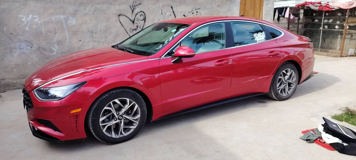 هيونداي سوناتا 2022 – لون ماروني
*********** 
بابل حله 
السعر 180 وبيها مجال 
محرك 2.5
الممشى: فقط 58 ألف ميل
سنوية + هزة جديد
رقم جديد دولي
السيارة نظيفة جداً مال بيت والاستعمال خفيف.

المواصفات:

3 وضعيات قيادة (Drive Modes)

رادار أمامي + خلفي

نظام التوقف الذاتي

تشغيل عن بعد

مثبت سرعة

تحكم ذكي بالستيرن (مساعدة البقاء في المسار)

كشنات تدفئة

كرسي السائق كهربائي

سايد بريك كهربائي

كير دكم (تبديل سرعات من الستيرن)

تحكم منفصل بمناخ التبريد للسائق والراكب

فتح الجنطة بصمة

أبواب بصمة

تشغيل بصمة (Start/Stop)

نظام الترحيب عند الاقتراب

إشارات بالمرايا

أضواء LED نهارية

فتح الجنطة عند الاقتراب

نوافذ أوتو

ملاحظة:
السيارة ما بيها أي ضربة، فقط داخلة تخريب بنيد وتم تبديله لا أكثر.

السيارة نظيفة جداً وجاهزة للفحص. حلة, بابل
