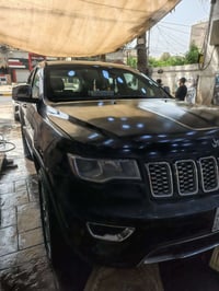 جيب كراند شيروكي موديل ١٨ لمتدد فول جنطة كهرباء ام الرادار وبيها كافة ...