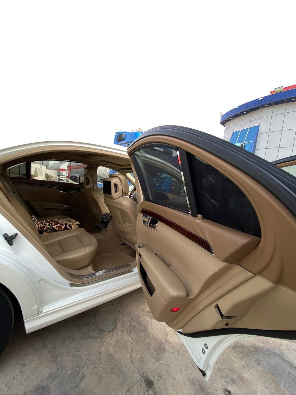 مارسيدس s500 موديل2010 سنويه جديد 2027
خليجي
رقم صلاح الدين الرقم الجديد 
تحويل ثاني يوم
السياره مكفوله 
من الحادث فقط باب السكن امامي كلير شخط 
فول فول مواصفات
بانوراما 
اربع كشانه تادفئه وتبريد 
ابواب شفط
برتات كهرباء 5 
إضائه داخليه متغيره
جنطه شفط
تلفون خلفي 
مقاعد خلفيه منفصله 
ثلاجه خلفيه 
تبريد خلفي منفصل 
شاشه خلفيه عدد اثنين 
رادار 
كامره خلفيه
تحكم اربع اكشانه 
وتكدر تتحكم بلكشن الكدام من الكشن الخلفي
ثلاثه وضعيات قياده
شفتات ستيرن 
وبعد بيها مواصفات
رقم صاحب السياره 
السعر اتصل وتدلل 
***********
